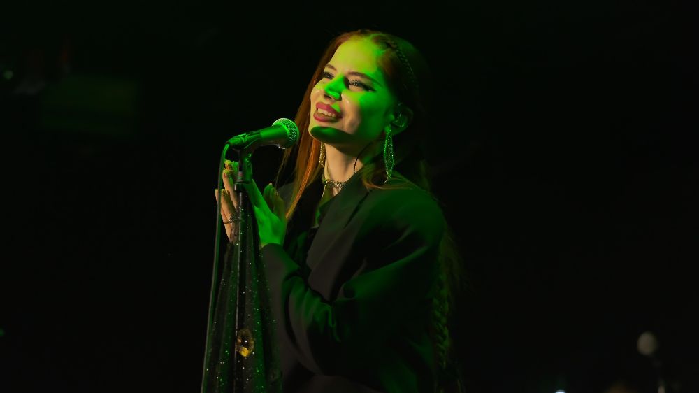 Alternatif sahnenin genç yıldızı Layla Puliçe izleyenleri büyüledi