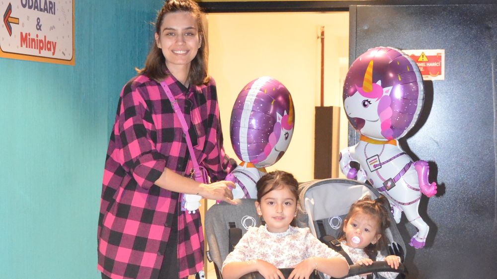 Amine Gülşe kızlarıyla poz verdi   