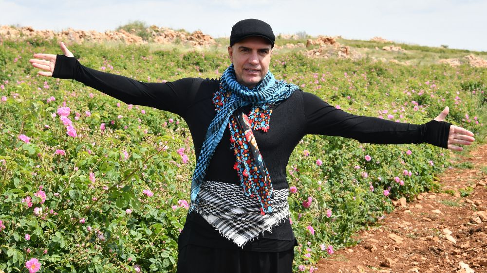 Berdan Mardini memleketi Mardin'e gidip kozmetik şirketi için gül hasadına katıldı