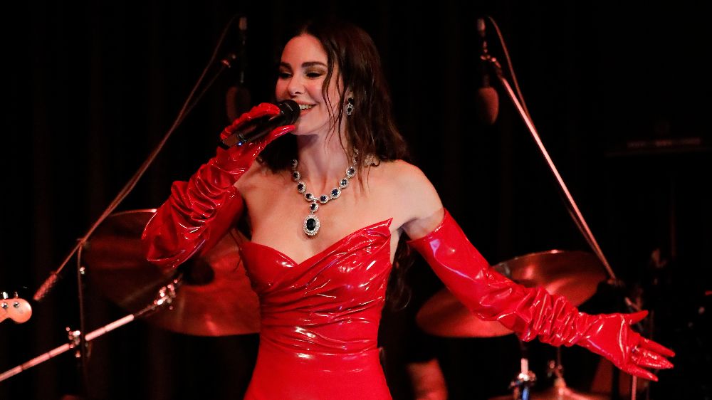 Defne Samyeli'nin milyonluk takısı dikkat çekti!