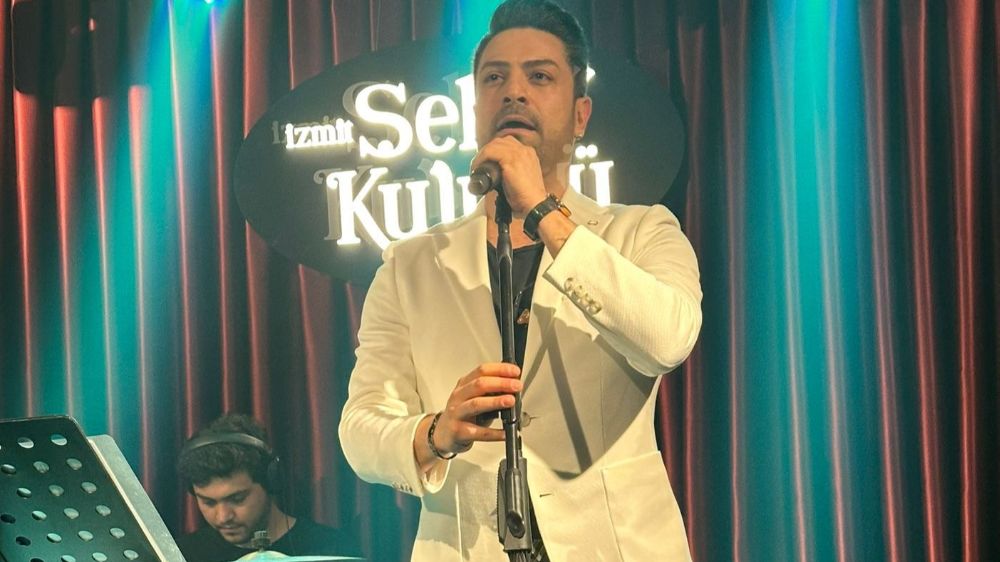 Doğum gününü sahnede kutladı 