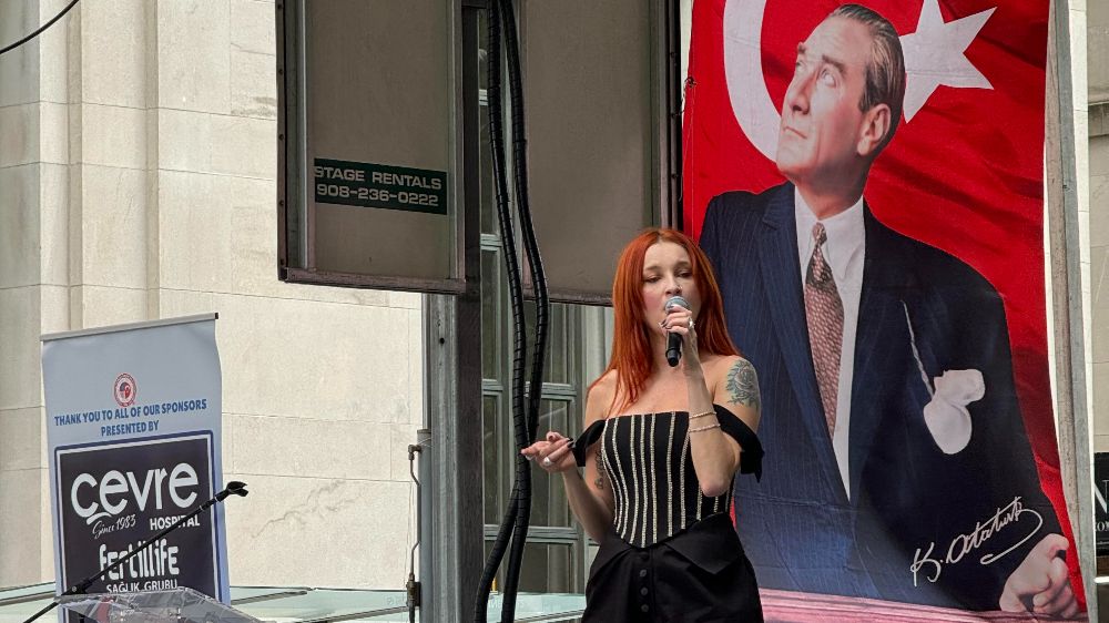 Güliz Ayla New York'ta binlerce kişiyi şarkıları ve güzelliği ile büyüledi