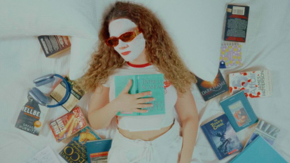 Kendi yatağında klip çekti