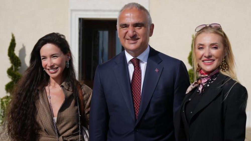 Kültür ve Turizm Bakanı ve eşinden Türk heykeltraşa ziyaret