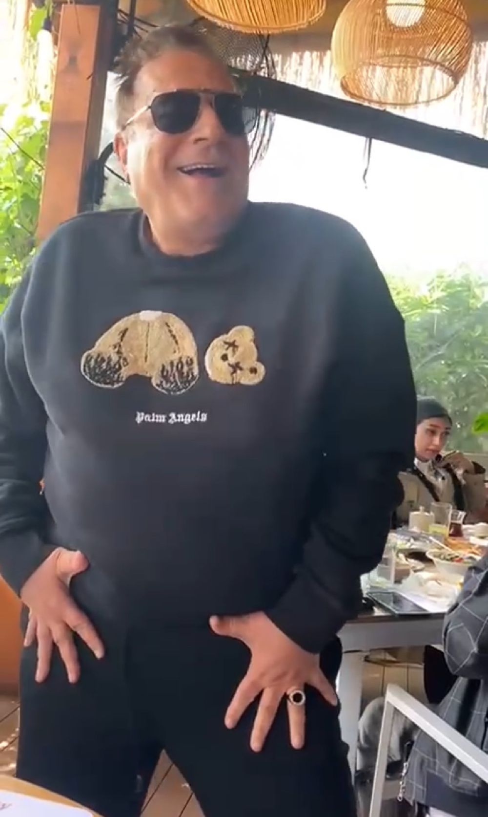 Mehmet Ali Erbil restorandaki Arap turistlerden para topladı