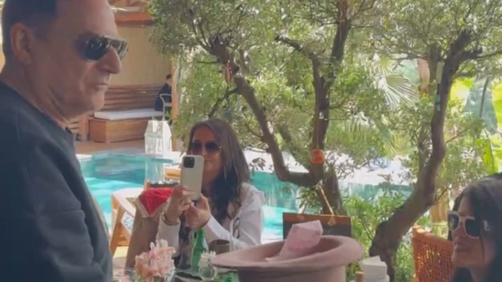 Mehmet Ali Erbil restorandaki Arap turistlerden para topladı