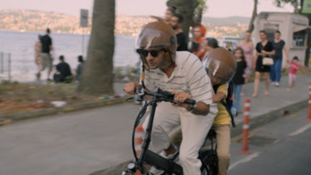 Netflix, başrolünde Kaan Urgancıoğlu’na yer veren 'Sen Büyümeye Bak’tan yeni bir fragman paylaştı