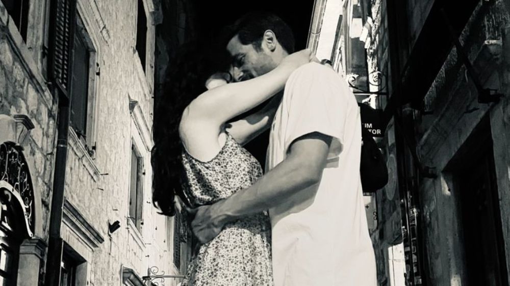  Özge Gürel eşi Serkan Çayoğlu'nun doğum gününü romantik sözlerle kutladı