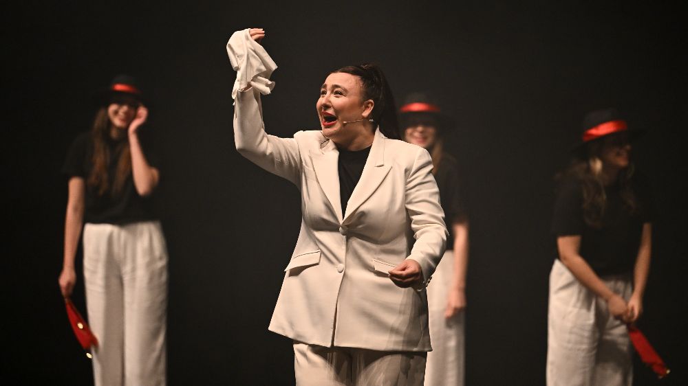 Yasemin Sakallıoğlu’ndan kahkaha tufanı