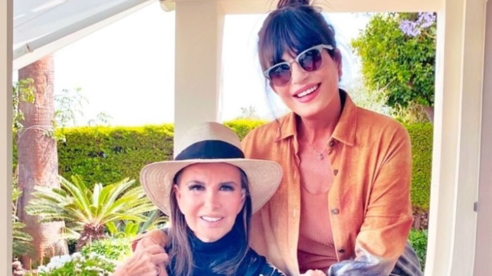 Ayşegül Aldinç, Filiz Akın'ı evinde ziyaret etti