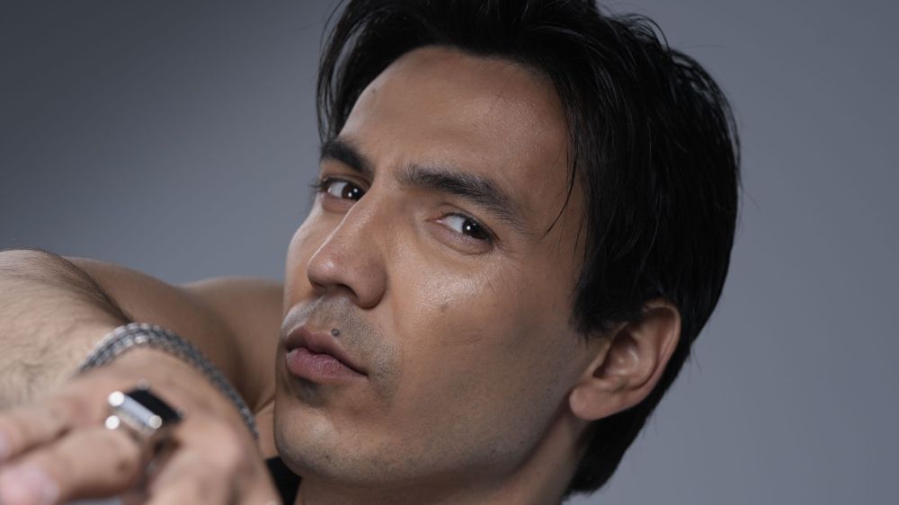 Aziz Yuldashev'in yeni şarkısı 'Sentez' yayınlandı