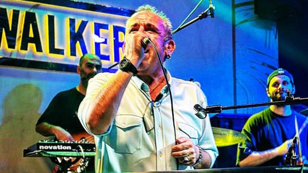 Hem mekana hem sahneye renk katıyor