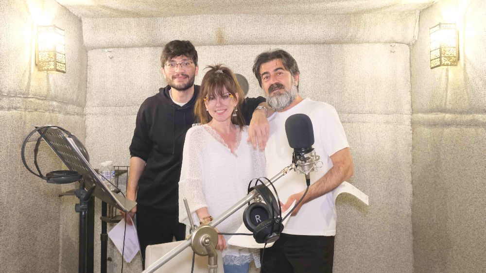 İpek Tuzcuoğlu’ndan sevenlerine sürpriz   