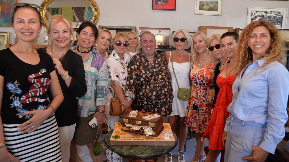 Uğur Batur yeni yaşına dostlarıyla birlikte girdi