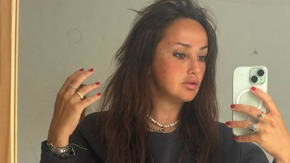 Ünlü oyuncu İlkin Tüfekçi bikini üzerine kazak giydi