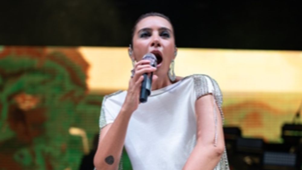 Ünlü şarkıcı Sıla yaz turnesinin startını verdi