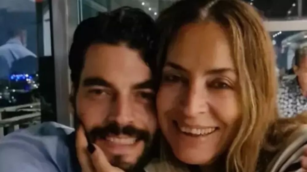 Annesini kaybeden Akın Akınözü'nden duygusal mesaj