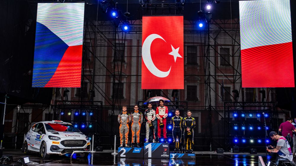 Genç pilot Kerem Kazaz Avrupa Ralli Şampiyonası’nda milli marşımızla podyumdaydı