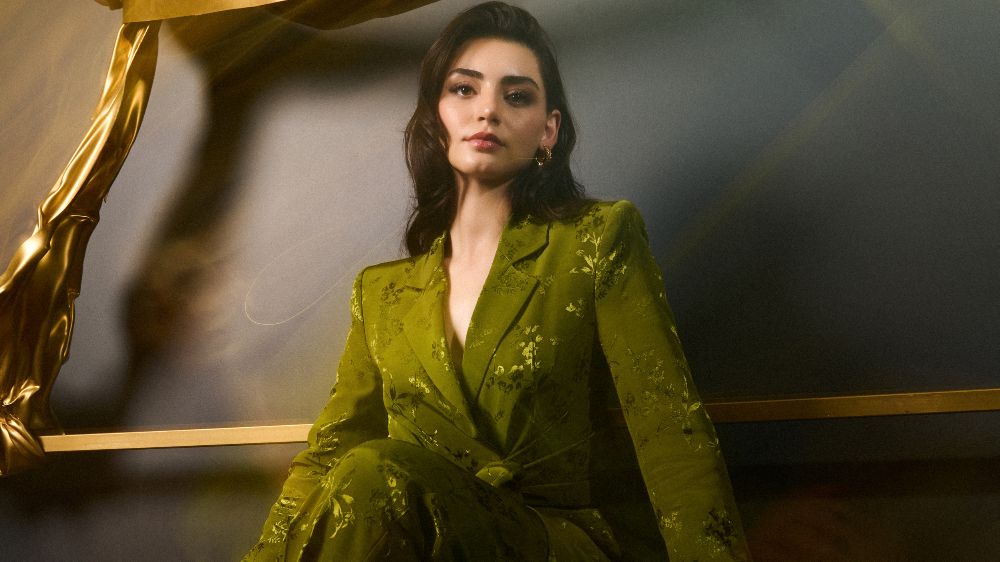 Özge Törer Bollywood dergisi kapağında