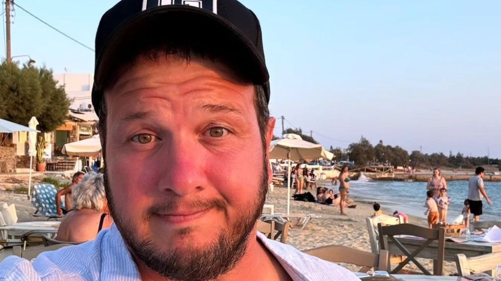  Şahan Gökbakar kıpkırmızı oldu! Özge Borak bakın nasıl espri yaptı?