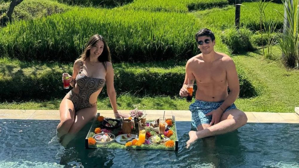 Ünlü çift Yasmin Erbil ile Yiğit Poyraz'ın havuzda kahvaltı keyfi
