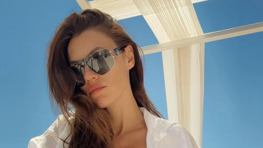 Ünlü oyuncu Yüsra Geyik'ten bikinili pozlar!