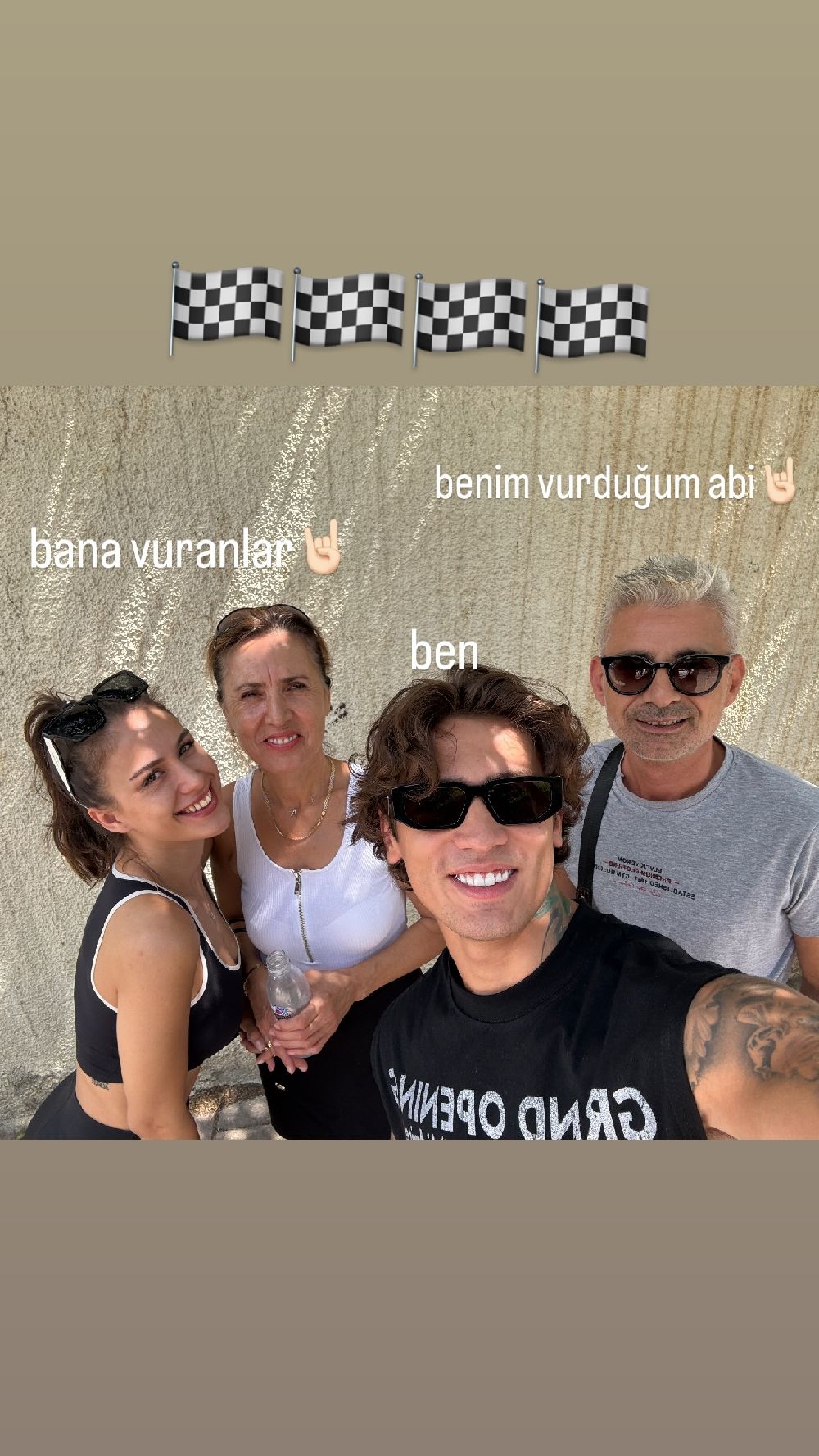 Ünlü rapçi Çakal kaza yaptı! Aracın önünde poz verdi