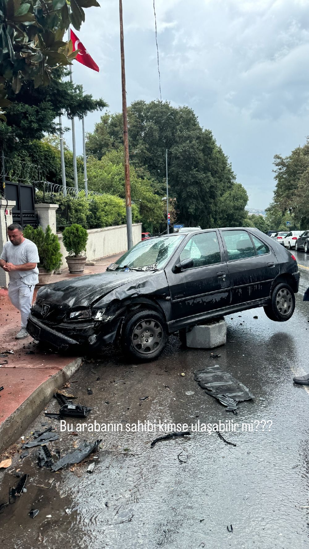 Ünlü rapçi Çakal kaza yaptı! Aracın önünde poz verdi
