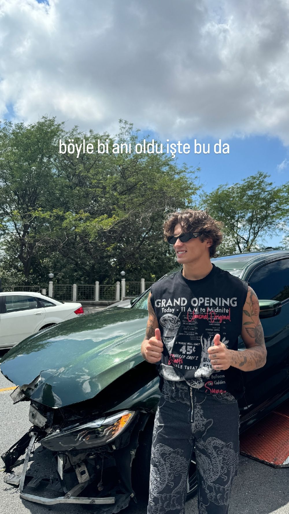 Ünlü rapçi Çakal kaza yaptı! Aracın önünde poz verdi