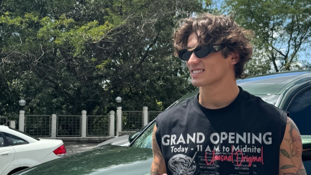 Ünlü rapçi Çakal kaza yaptı! Aracın önünde poz verdi