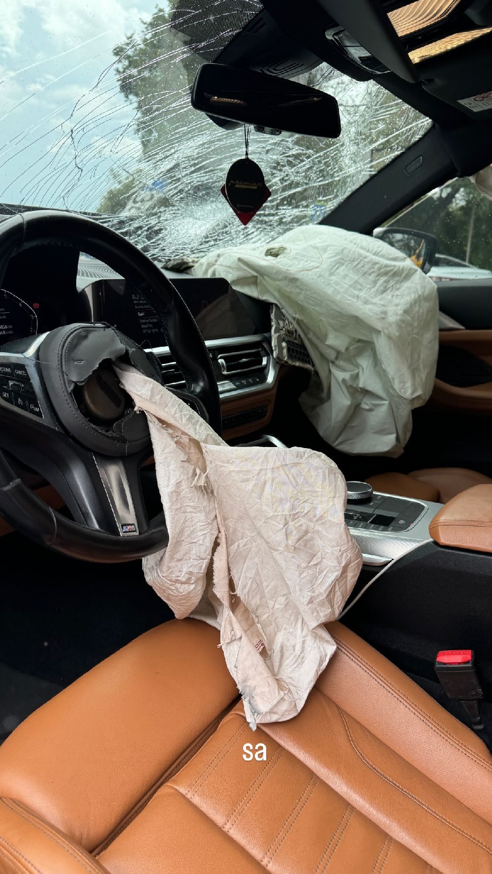 Ünlü rapçi Çakal kaza yaptı! Aracın önünde poz verdi