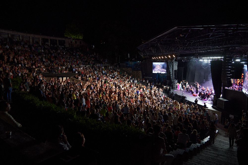 Aşkın Nur Yengi senfonik konseri ile Harbiye'de aşk rüzgarları estirdi