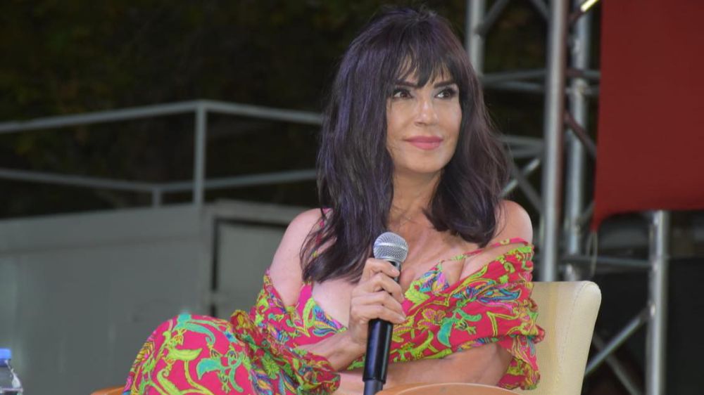 Ayşegül Aldinç’ten Instagram eleştirisi: Asansöre binerken bile poz veriyorlar!