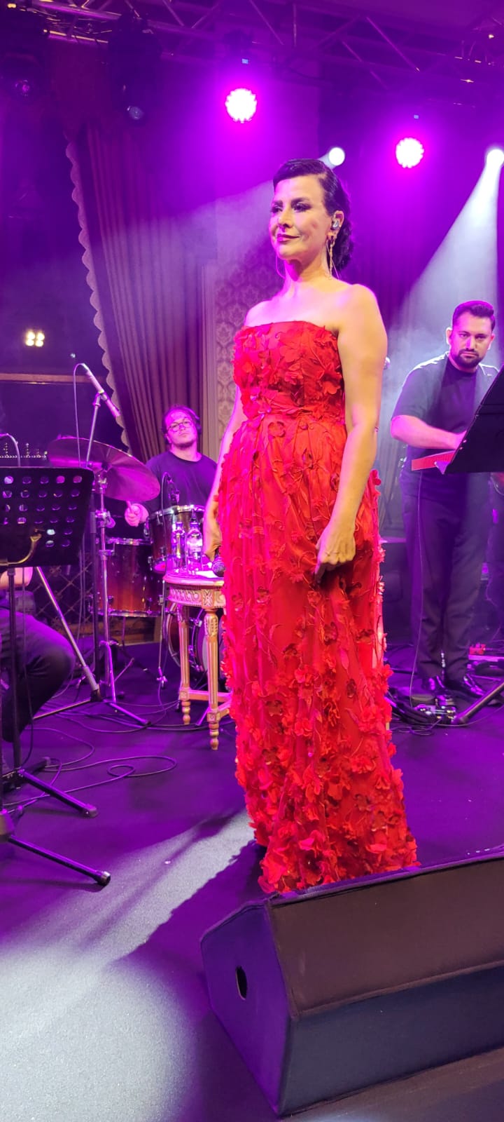 Bayrak kırmızısı elbisesiyle sahnede