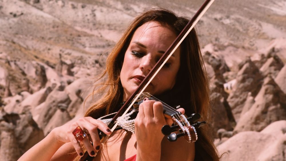 Canan Anderson’dan Kapadokya’nın büyüleyici atmosferinde göz alıcı klip