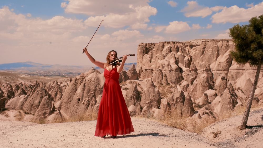 Canan Anderson’dan Kapadokya’nın büyüleyici atmosferinde göz alıcı klip