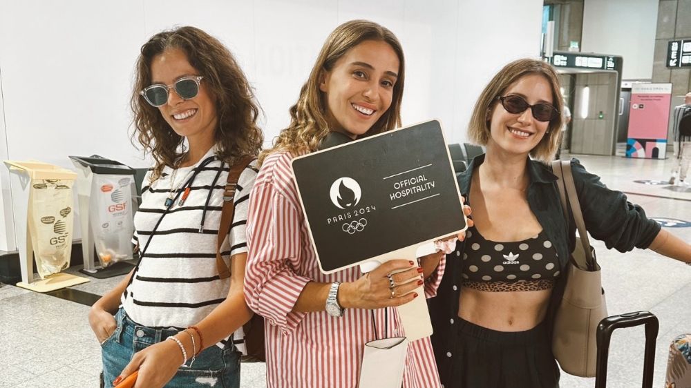 Hazal Kaya, Özge Özpirinçci ve Aslı Kızmaz Filenin Sultanları'nı desteklemek için Paris'e gitti