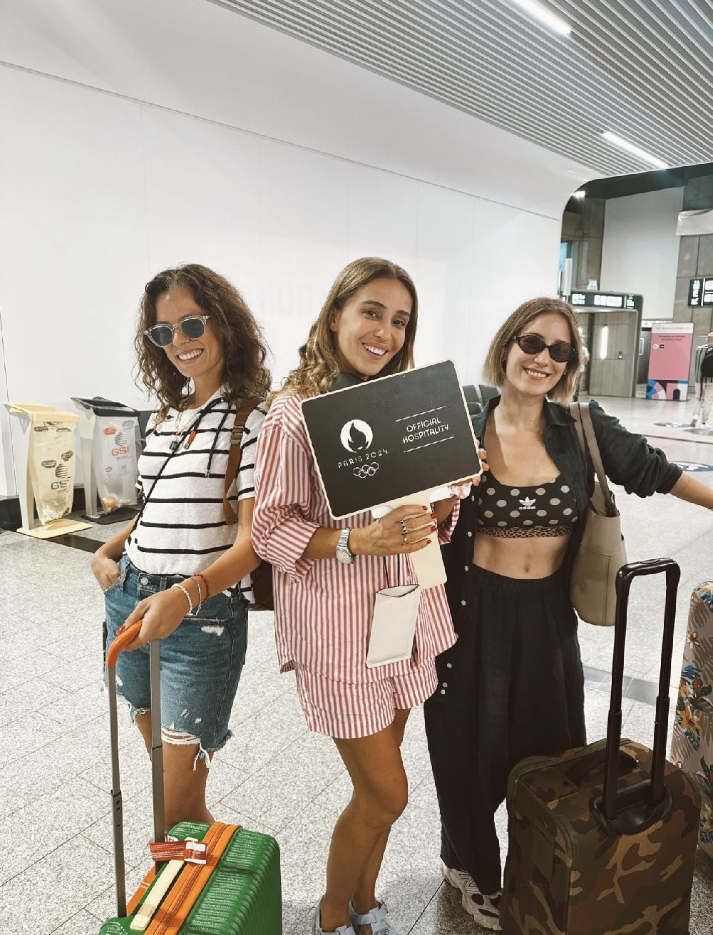 Hazal Kaya, Özge Özpirinçci ve Aslı Kızmaz Filenin Sultanları'nı desteklemek için Paris'e gitti