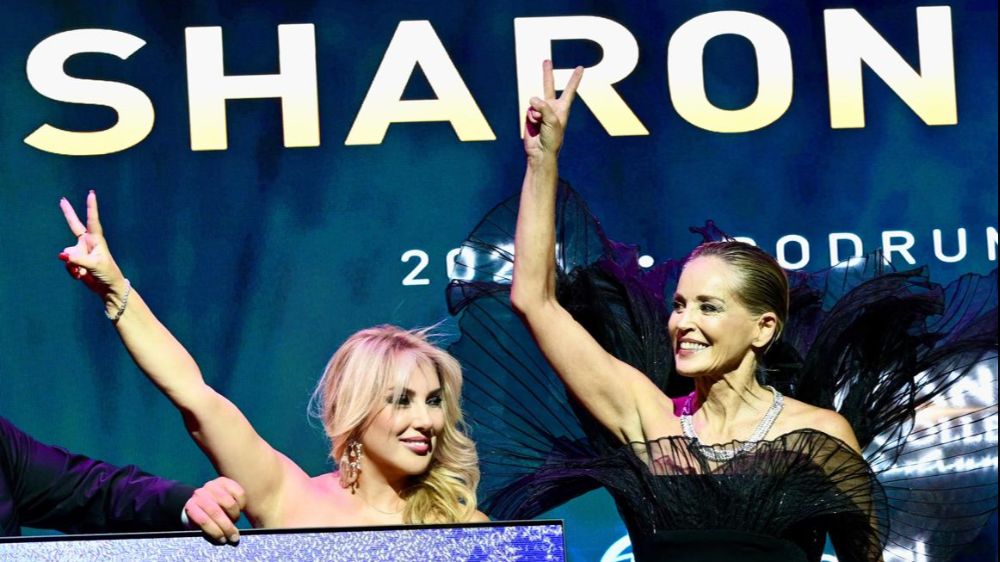 Sharon Stone’dan zafer işareti