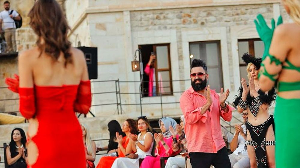 Ünlü modacı Emrullah Köroğlu’nun Fashion Week Cappadocia’daki defilesi göz kamaştırdı