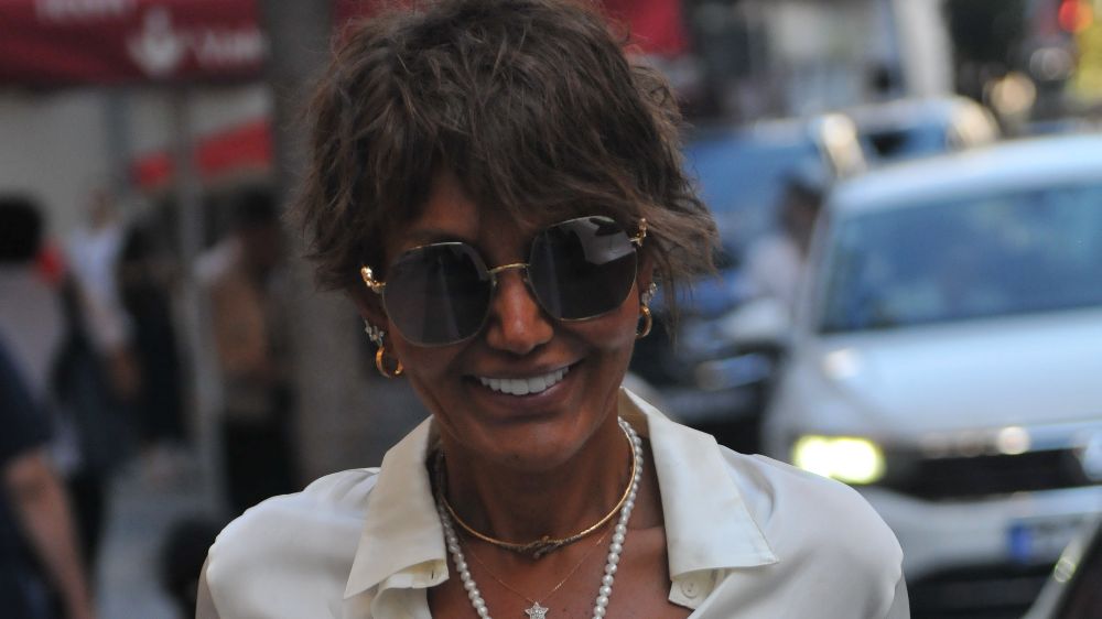 Yaptığı estetikle gündemden düşmeyen Serap Paköz'den ünlü isimlere gönderme!