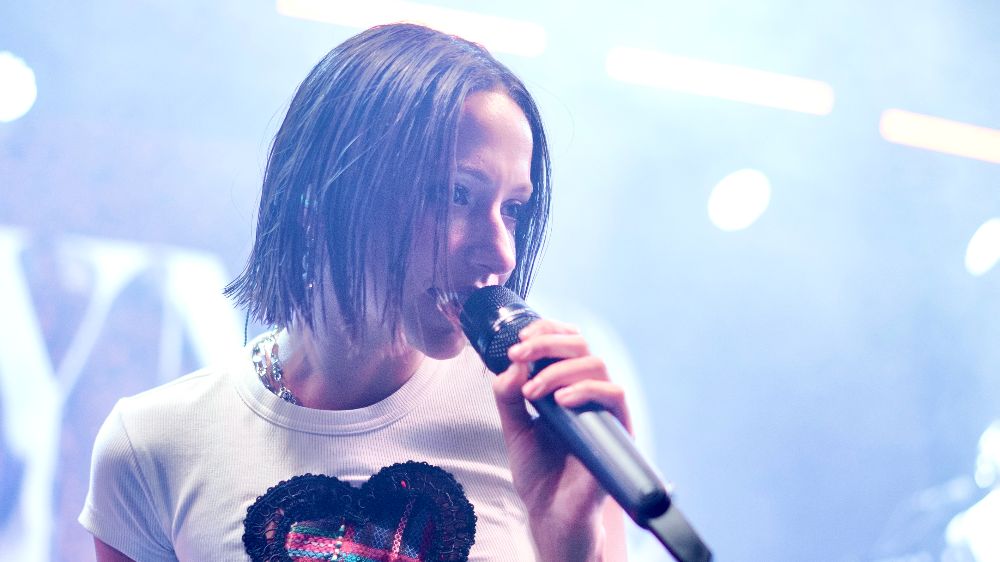 Zeynep Bastık’tan yaz enerjisi