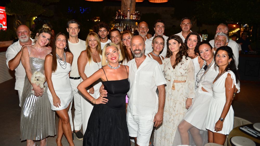 Eşine sürpriz doğum günü partisi