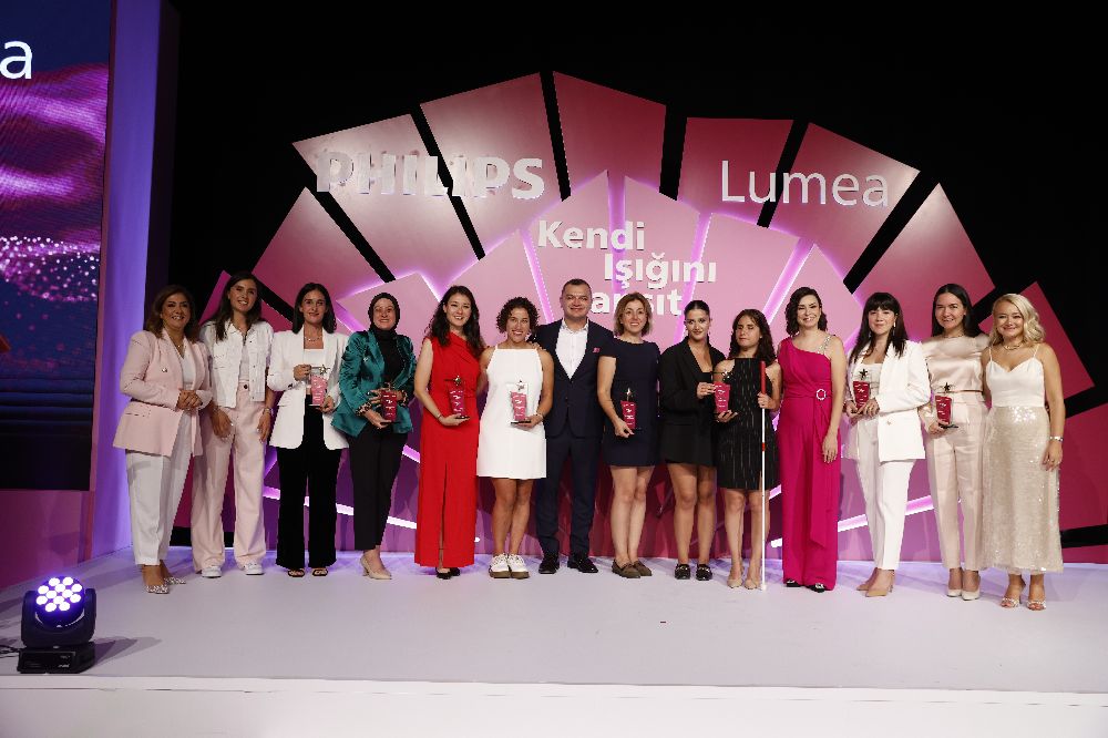 "Philips Lumea ile Kendi Işığını Yansıt" gecesi ünlü isimlerin de katılımıyla gerçekleşti