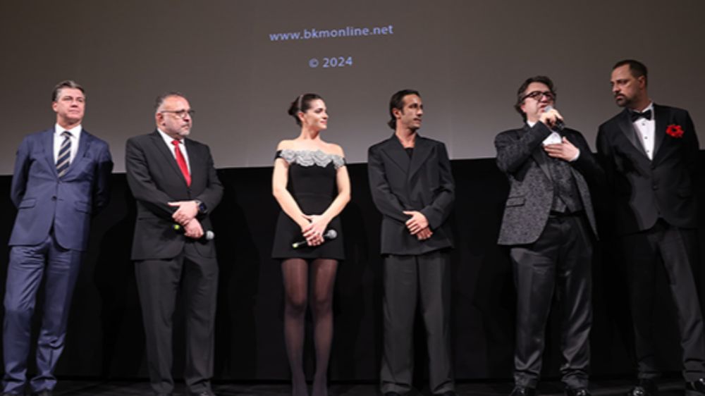 Bir Cumhuriyet Şarkısı dakikalarca ayakta alkışlandı