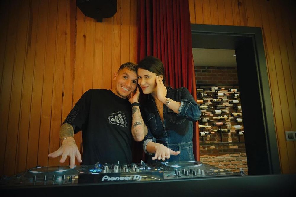 Ünlü çift Devrim Özkan ile Lucas Torreira aşka geldi