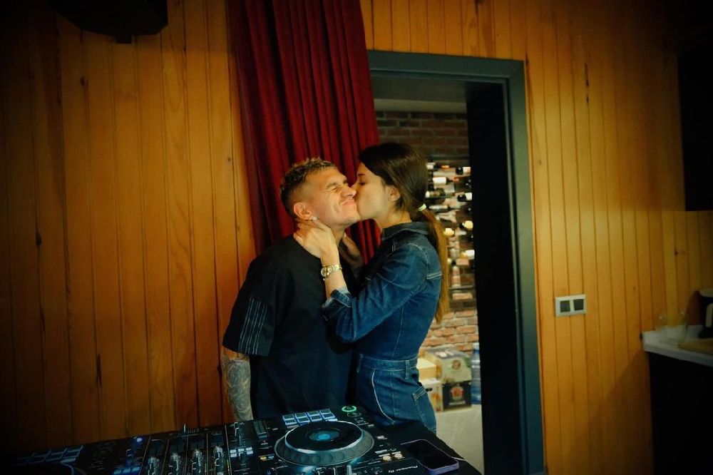 Ünlü çift Devrim Özkan ile Lucas Torreira aşka geldi