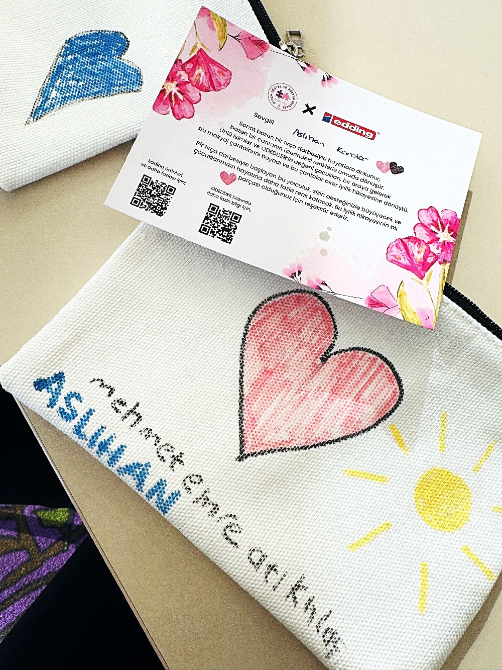 Aslıhan Karalar çocuklarla çanta boyadı