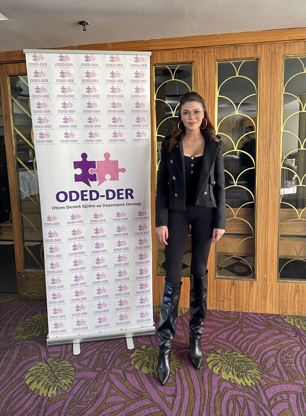 Aslıhan Karalar çocuklarla çanta boyadı