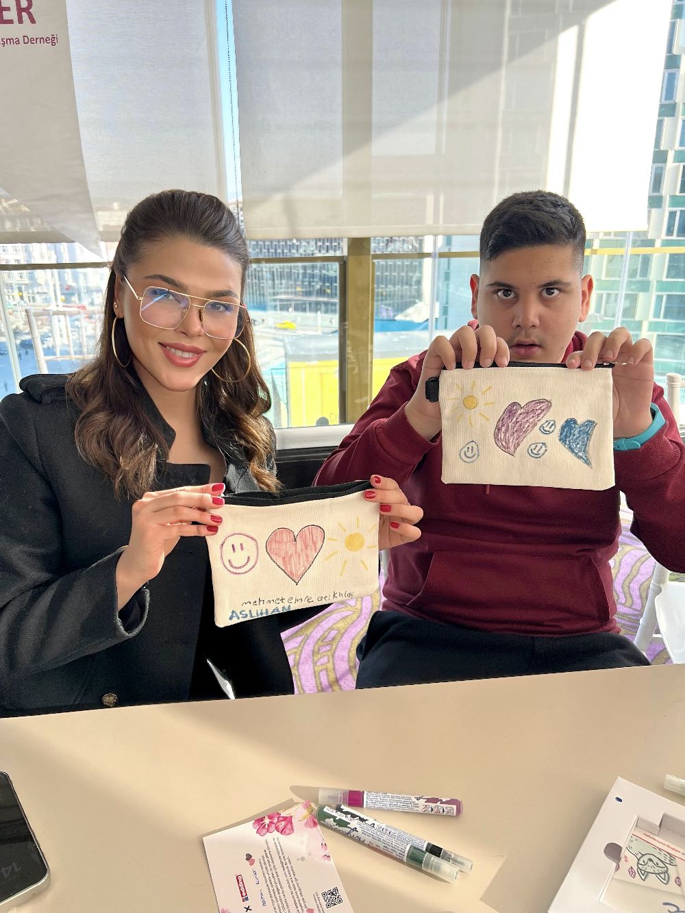 Aslıhan Karalar çocuklarla çanta boyadı